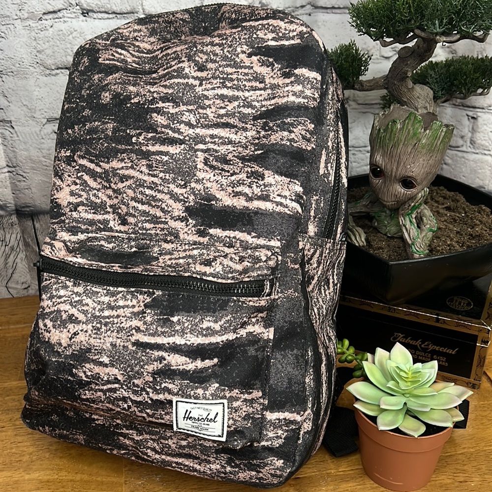 Herschel Back pack gray black tans static design